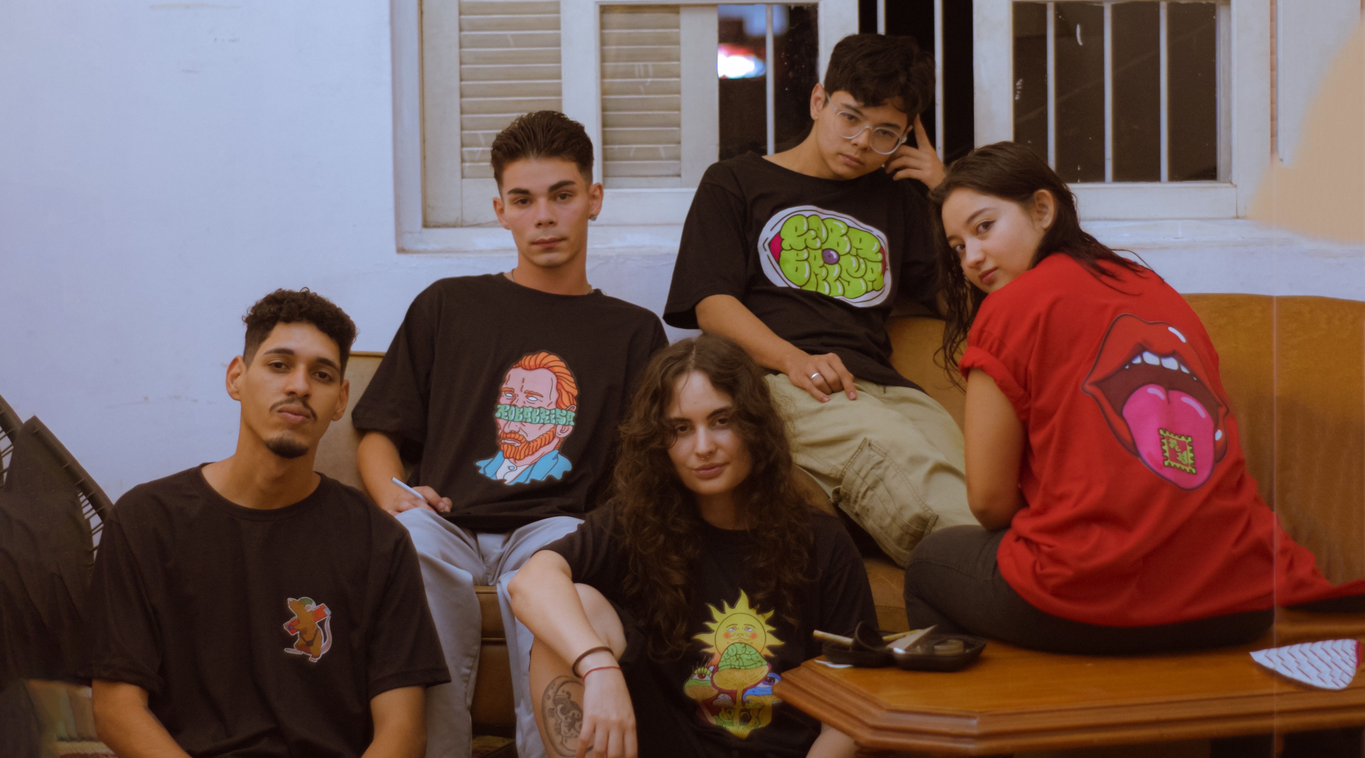 Camiseta Roba Brisa com estampa psicodélica em destaque no banner principal